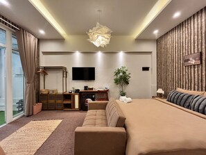 Habitación, 1 cama King size, vista al jardín | Baño | Secadora de cabello, pantuflas, bidet, toallas 