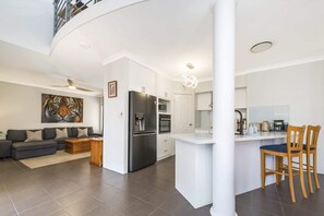 Een koelkast, een microgolfoven, een oven, een kookplaat