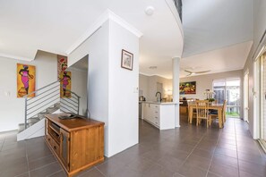 Interior - Stylish 3-Bed Townhouse with Courtyard & BBQ (Victoria Park)