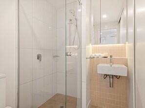 Dusche, Haartrockner, Handtücher