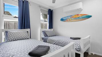 4 bedrooms, iron/ironing board, WiFi, bed sheets