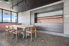Une cuisine moderne équipée d’un four encastré, d’un évier et d’un meuble à bouteilles.