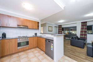 Fridge, microwave, oven, stovetop - Central East Perth Flat with Pool & Gym Access (East Perth)