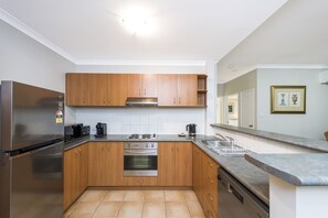 Frigorifero, microonde, forno, piano cottura