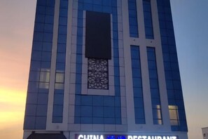 Un edificio con un letrero que dice 'CHINA RESTAURANT' en la parte inferior.