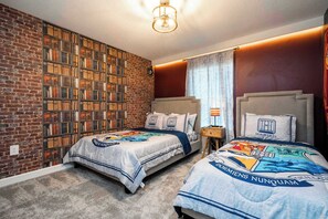 4 chambres, bureau, fer et planche à repasser, lit de bébé portatif