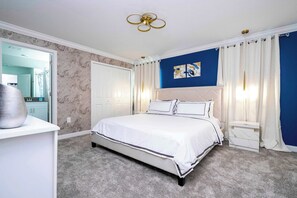 4 chambres, bureau, fer et planche à repasser, lit de bébé portatif