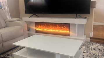 Smart-TV, bøker, musikkbibliotek og stereoanlegg