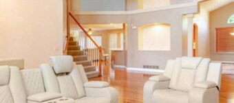 modern spacious 6BR. 4bathroom 10 minutes from Denver international airport