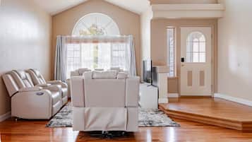 Smart-TV, bøker, musikkbibliotek og stereoanlegg