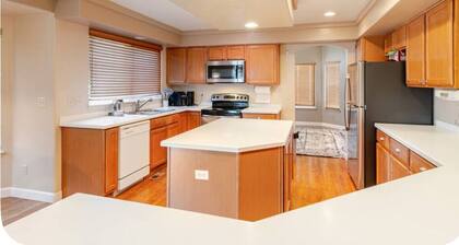 Very nice 4-bedroom house. Five minutes from Denver international airport
