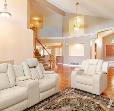 Spacious 4-bedroom house with AC, WiFi in beautiful Denver