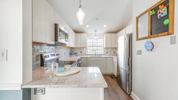 Fridge, microwave, stovetop, dishwasher