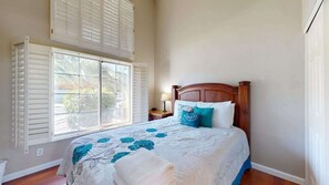 5 soverom, skrivebord, strykejern/-brett og reiseseng for barn