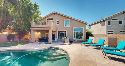 Sleeps 10! Heated Pool~Putt Putt~Dogs Welcome!