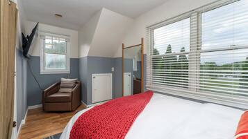 7 habitaciones, escritorio y tabla de planchar con plancha