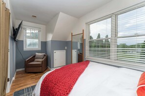 7 chambres, bureau, fer et planche à repasser, lit parapluie