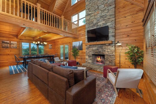 7 Br~Sleeps 20~Sport Court~Pool~Hot Tub~Playground