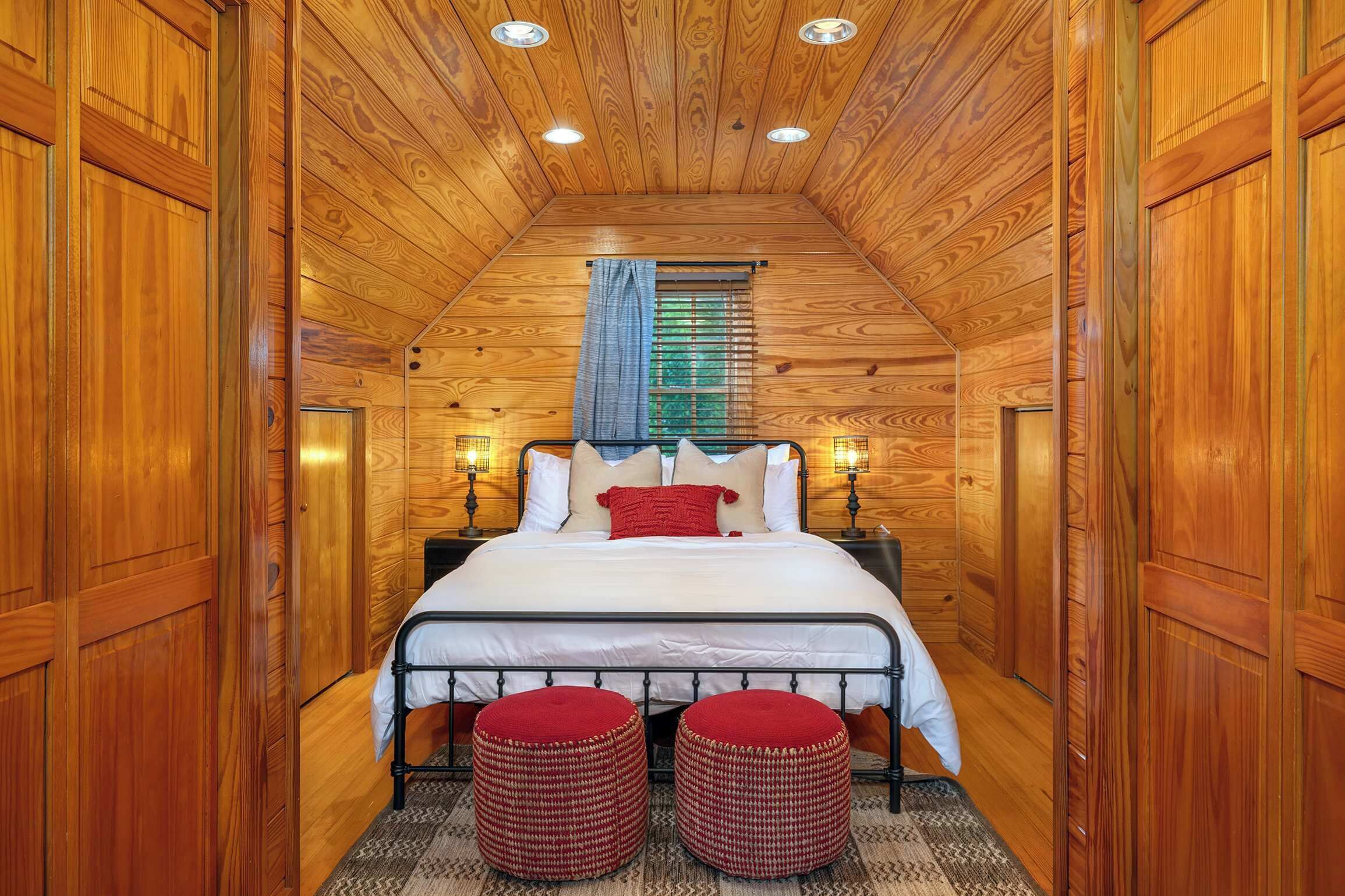 7 bedrooms, desk, iron/ironing board, travel crib