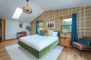 5 bedrooms, desk, iron/ironing board, travel crib