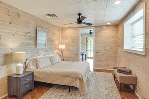 7 habitaciones, escritorio y tabla de planchar con plancha