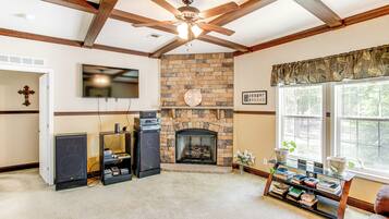 Televisión, chimenea