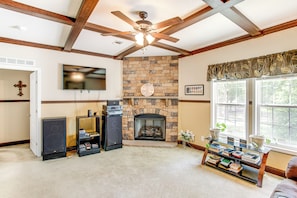 TV, fireplace