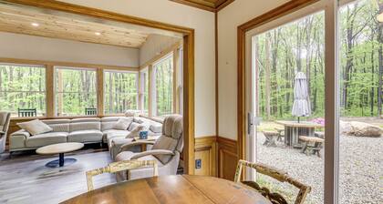 10 Mi to Mtn Resort: Normalville Cabin w/ Balcony!