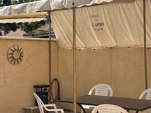 Outdoor dining - Gite chez Galinette 50M2 plus 50M2 private terrace 300m from center (Nissan-lez-Enserune)