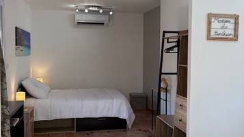 1 slaapkamer, een strijkplank/strijkijzer, wifi, beddengoed