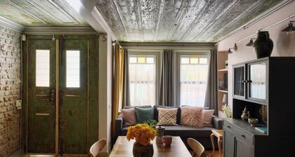 Charming 2-bedroom house with WiFi and AC in vibrant Istanbul
