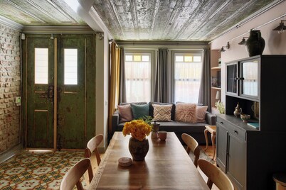 Charming 2-bedroom house with WiFi and AC in vibrant Istanbul