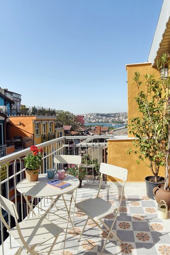 Charming 2-bedroom house with WiFi and AC in vibrant Istanbul