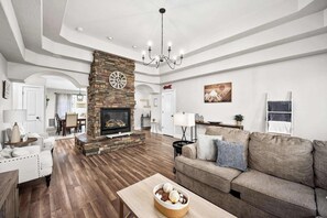 Una televisión, una chimenea