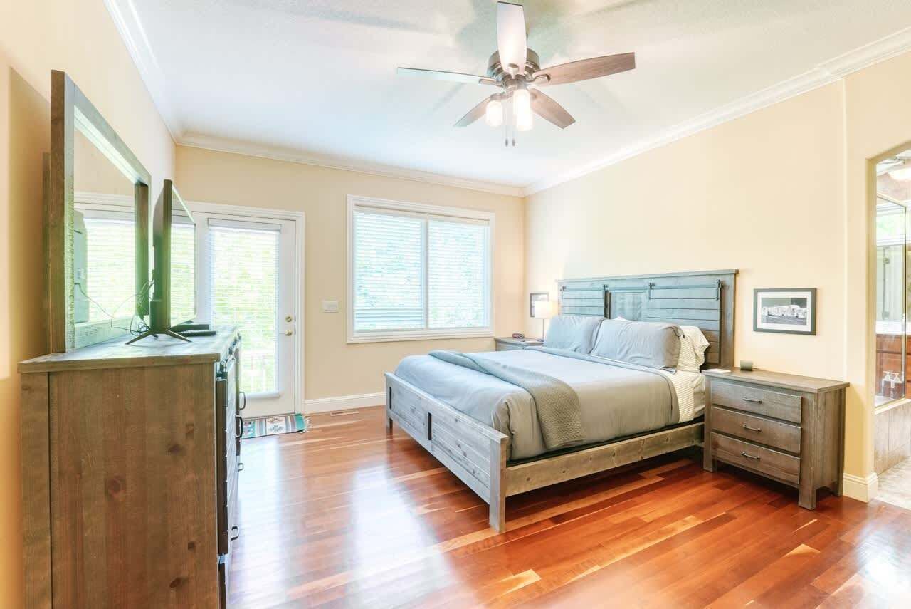 5 bedrooms, iron/ironing board, WiFi, bed sheets