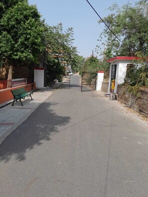 Property grounds - 2 large rooms in the center of Lucknow in a peaceful colony. (Lucknow)