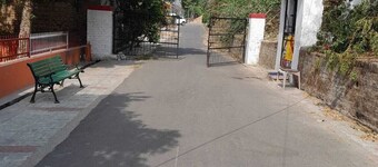 2 large rooms in the center of Lucknow in a peaceful colony.