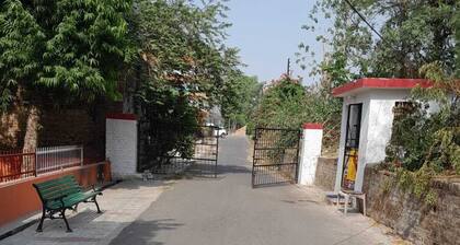 2 large rooms in the center of Lucknow in a peaceful colony.