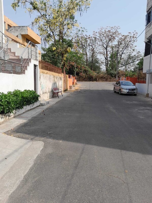 Property grounds - 2 large rooms in the center of Lucknow in a peaceful colony. (Lucknow)