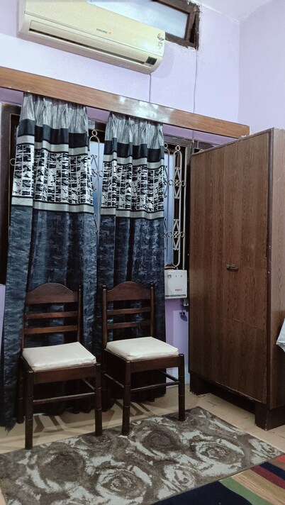2 large rooms in the center of Lucknow in a peaceful colony.