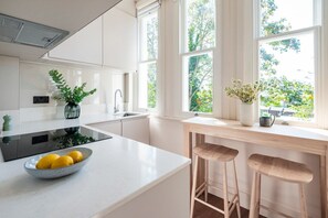 Réfrigérateur, four, lave-vaisselle, cafetière/bouilloire