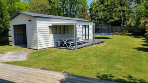 Outdoor dining - Central Rotorua house with garden flat. Huge back yard, trampoline and fireplace (Rotorua)