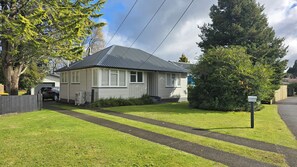 Exterior - Central Rotorua house with garden flat. Huge back yard, trampoline and fireplace (Rotorua)