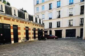 Unclassified image, 5 of 7, button - Paris Monceau by Edelsam (Paris)