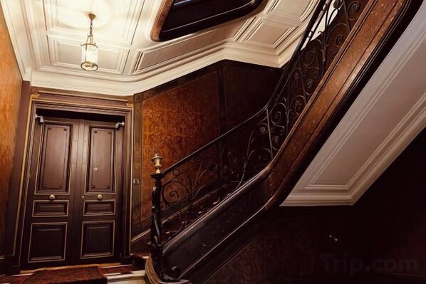 Unclassified image, 1 of 7, button - Paris Monceau by Edelsam (Paris)