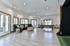 Smart-TV, Kamin, Videospiele, BĂŒcher