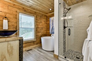 Shower, hair dryer, towels - Logan`s Lodge | Ellijay, GA (Ellijay)