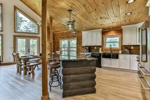 Fridge, microwave, oven, stovetop - Logan`s Lodge | Ellijay, GA (Ellijay)