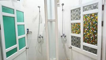 Douche, savon, shampoing, papier toilette