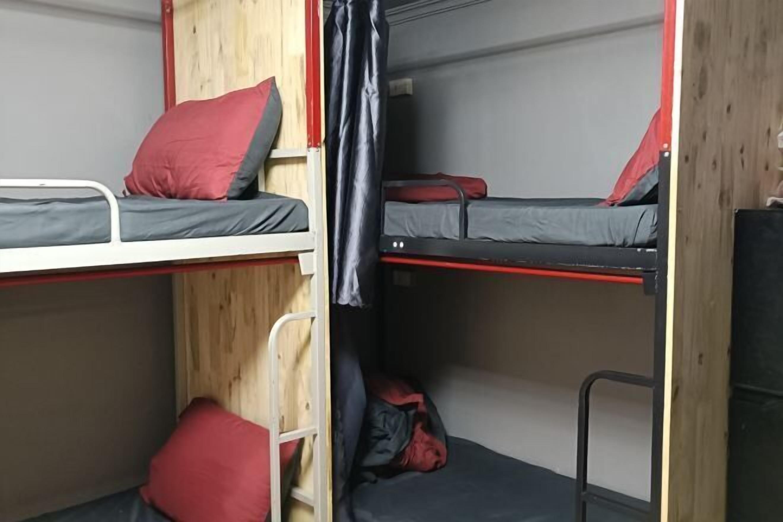 Safe på rommet, blendingsgardiner og wi-fi (inkludert)